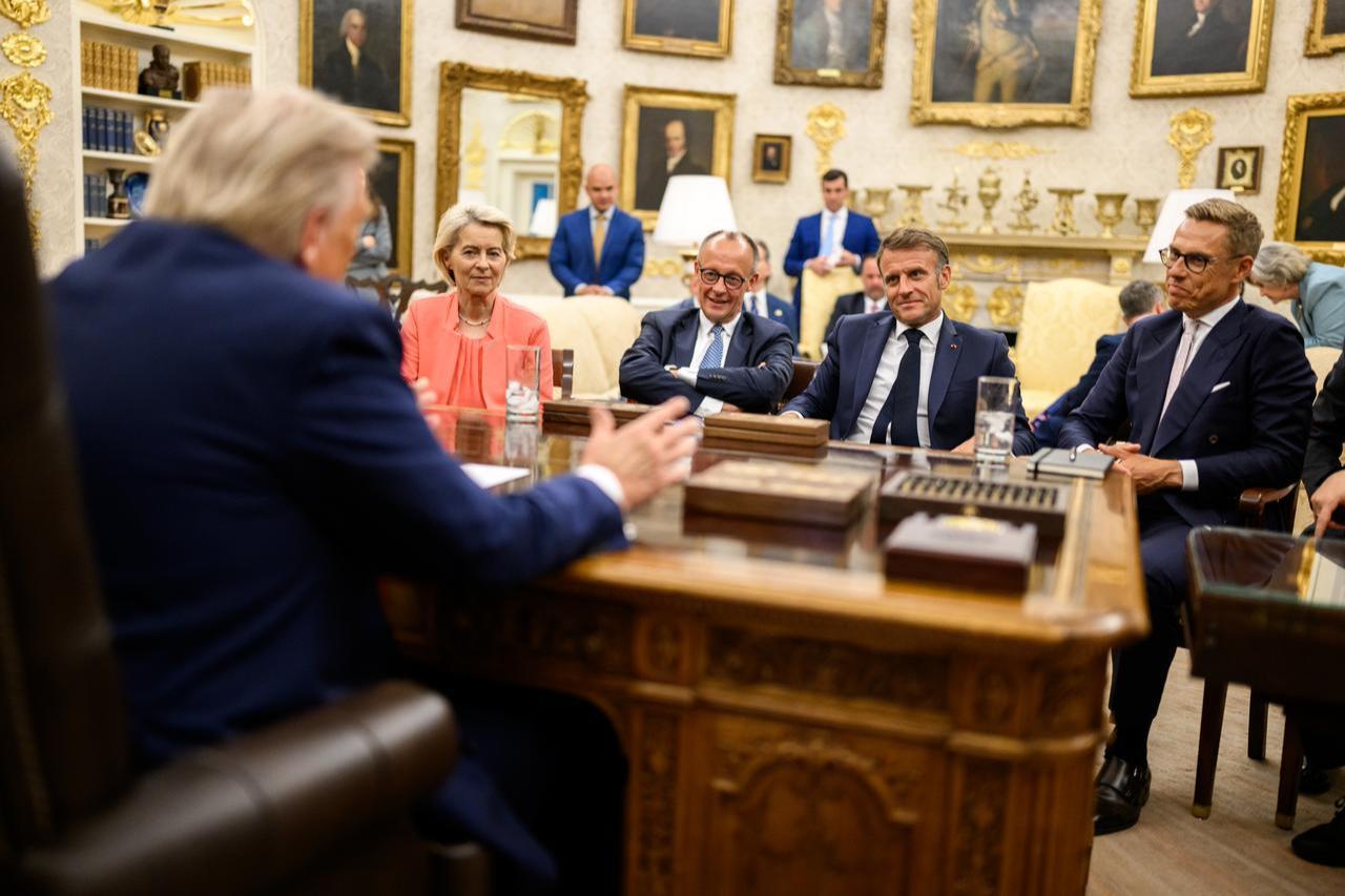President Donald Trump meets with U.K. Prime Minister Keir Starmer, Italian Prime Minister Giorgia Meloni, European Commission President Ursula von der Leyen, German Chancellor Friedrich Merz, French President Emmanuel Macron, Finnish President Alexander Stubb, Ukrainian President Volodymyr Zelenskyy, and NATO Secretary General Mark Rutte on Monday, August 18, 2025, in the Oval Office. (Official White House Photo)