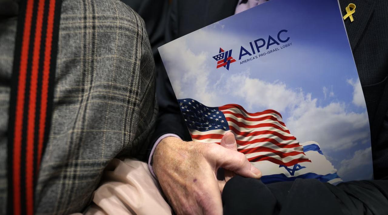 A visitor holds an AIPAC folder in an elevator in Rayburn House Office Building on March 12, 2024 on Capitol Hill in Washington, DC. (AFP Photo)