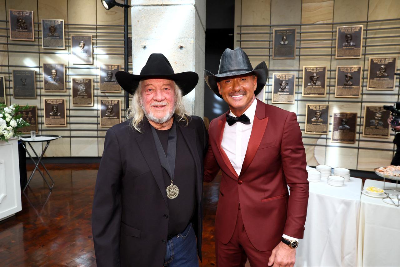 Country music singers John Anderson (L) and Tim McGraw pose together during the Country Music Hall of Fame and Museum Class of 2026 Medallion Ceremony in Nashville, Tennessee, U.S., Oct. 18, 2026. (AFP Photo)
