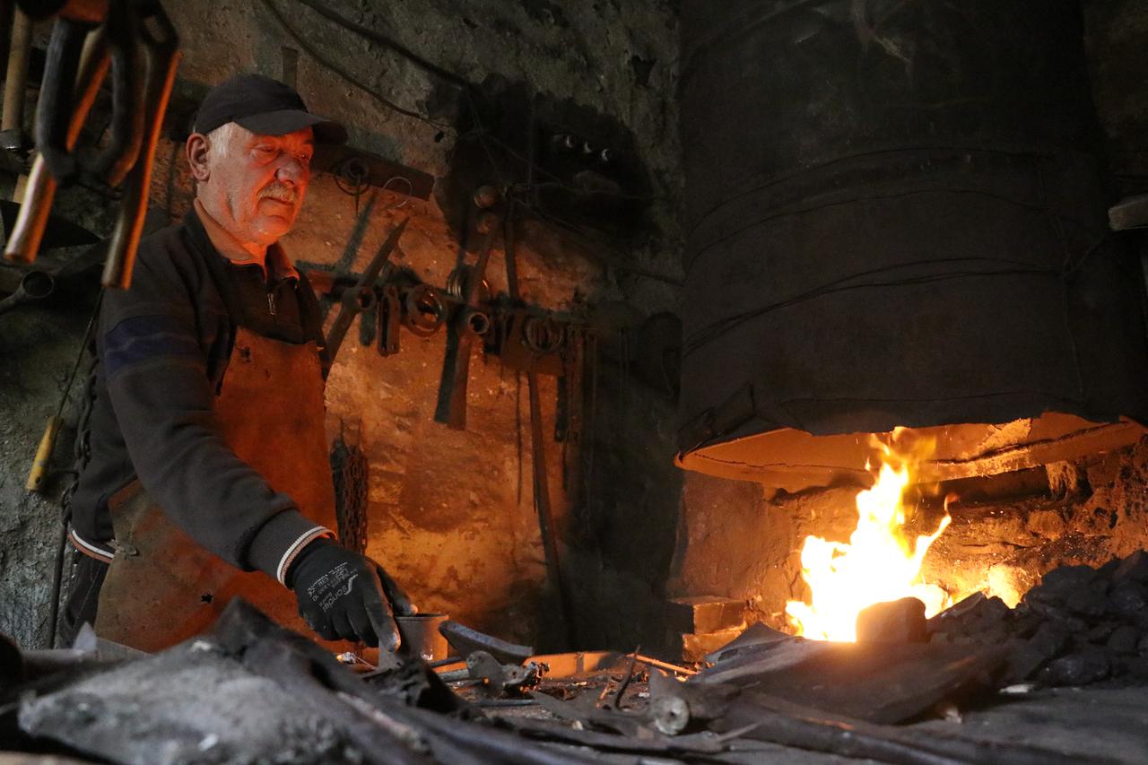 Kayseri’s 70-year-old blacksmith continues hand-forging iron