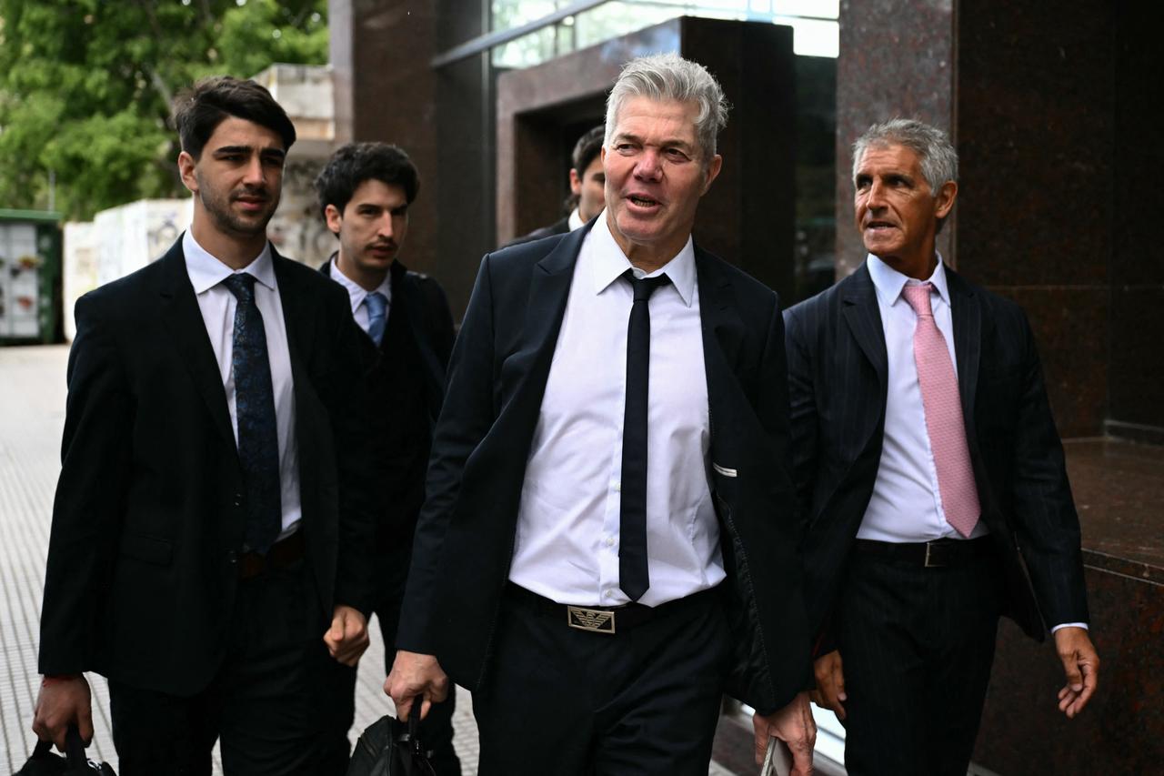Lawyer Fernando Burlando (C), representing Diego Maradona's daughters Dalma and Gianinna, arrives with other legal representatives at the courthouse during the trial over Maradona's death in San Isidro, Buenos Aires Province, Argentina, Oct. 21, 2026. (AFP Photo)