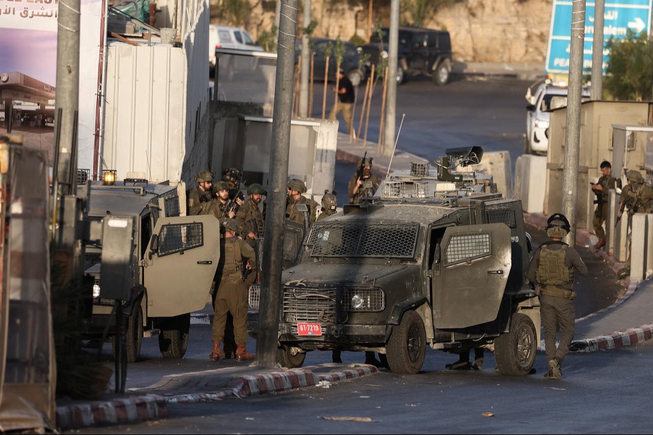 Israeli forces deploy at the scene following a fire exchange with two armed Palestinian men at the northern checkpoint of Hebron in the Israeli-occupied West Bank on October 23, 2026. (AFP Photo)
