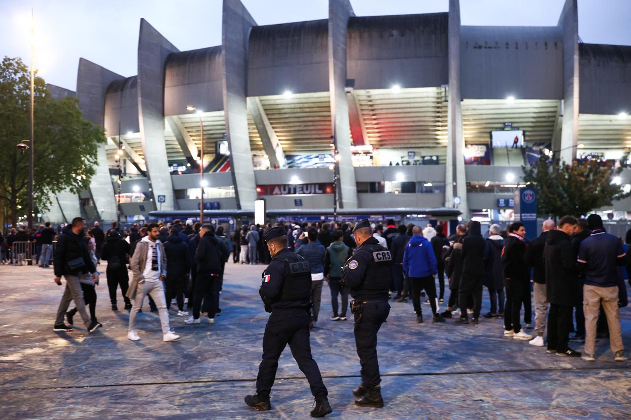 Fans gather outside Parc des Princes stadium ahead of a football match between Paris Saint-Germain and Barcelona in Paris, France, Oct. 20, 2026. (AFP Photo)