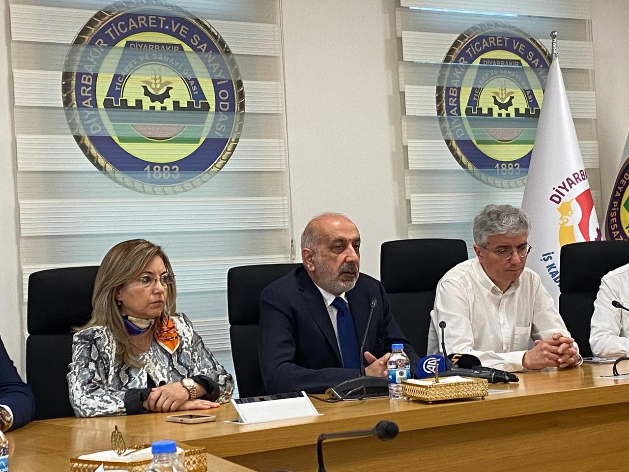 Mehmet Kaya (C), President of the Board of Directors of the Diyarbakir Chamber of Commerce and Industry, during a press Q&A session in Diyarbakir, Türkiye. (Photo via Türkiye Today/ Feiza Jdidi)