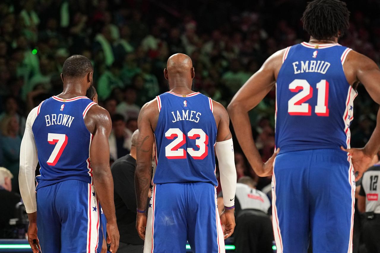 Philadelphia 76ers players Jaylen Brown (L), LeBron James (C) and Joel Embiid (R) stand on the court during an NBA regular-season game against the Cleveland Cavaliers in Philadelphia, Pennsylvania, U.S., Oct. 22, 2026. (AFP Photo)