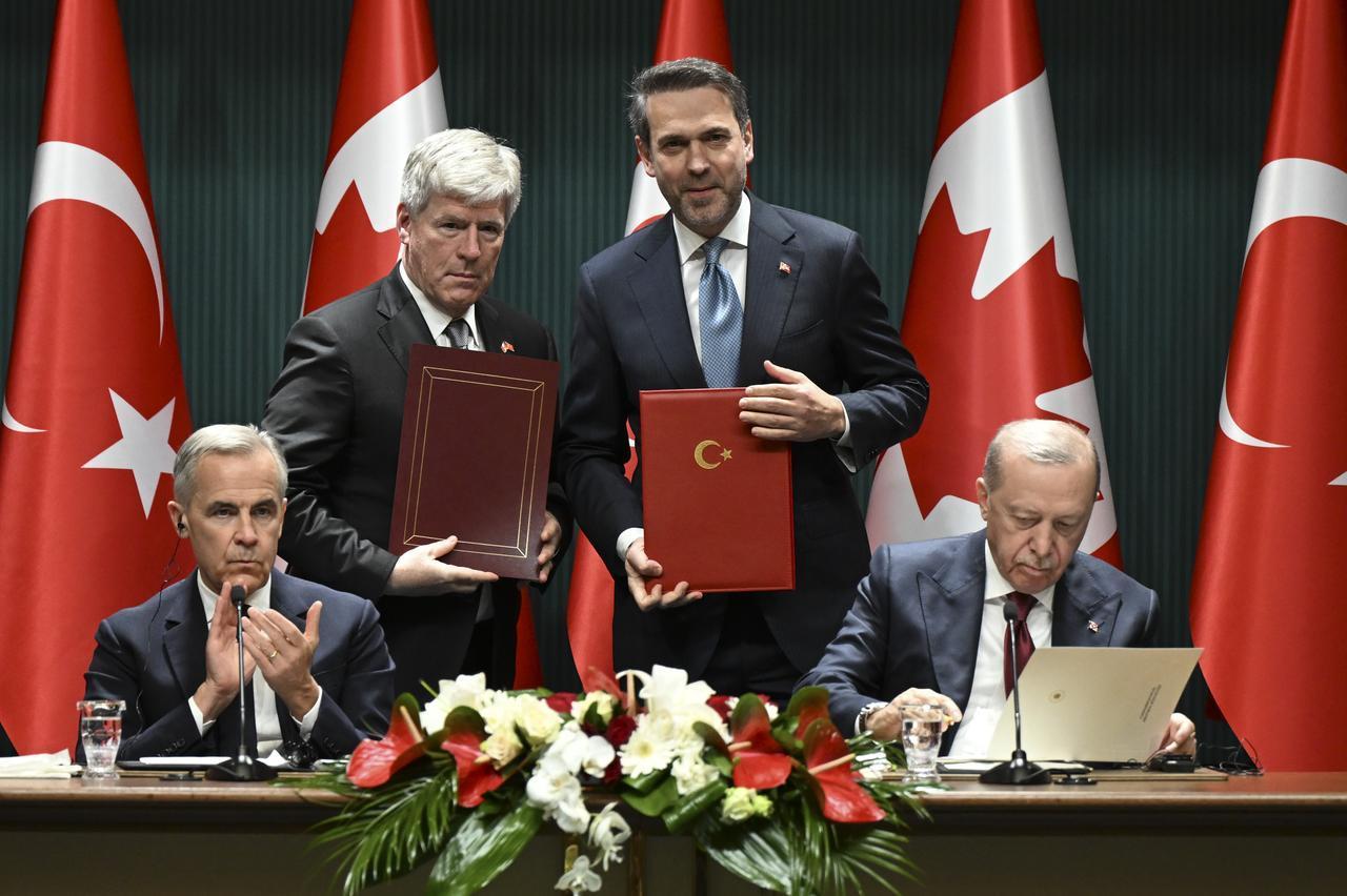 President Recep Tayyip Erdogan and Canadian Prime Minister Mark Carney are seen as Turkish Minister of Energy and Natural Resources Alparslan Bayraktar and Canadian Minister of Energy Tim Hodgson sign the "Joint Declaration on Cooperation in the Field of Energy" in Ankara, Türkiye, on Oct. 22, 2026. (AA Photo)