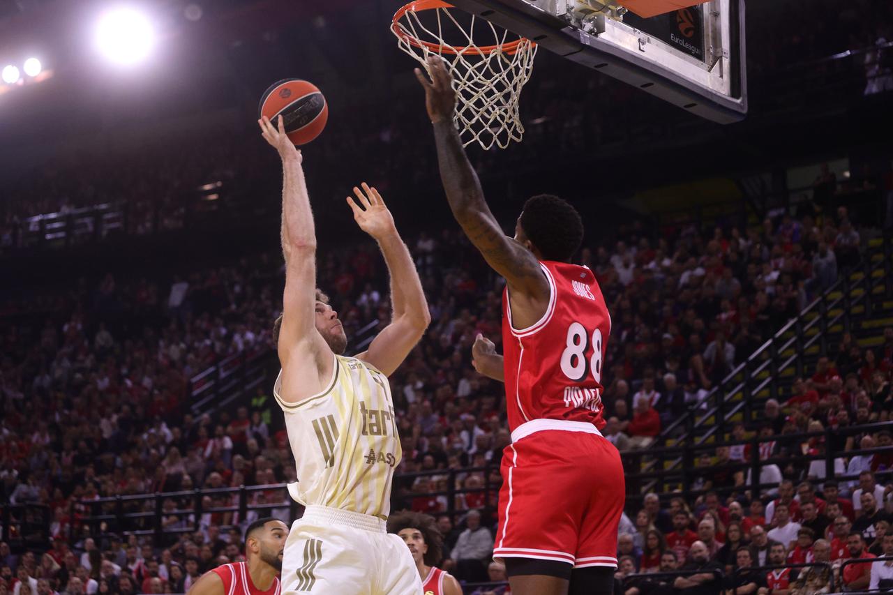 Fenerbahce humiliate Olympiacos with stunning 16-point comeback in EuroLeague