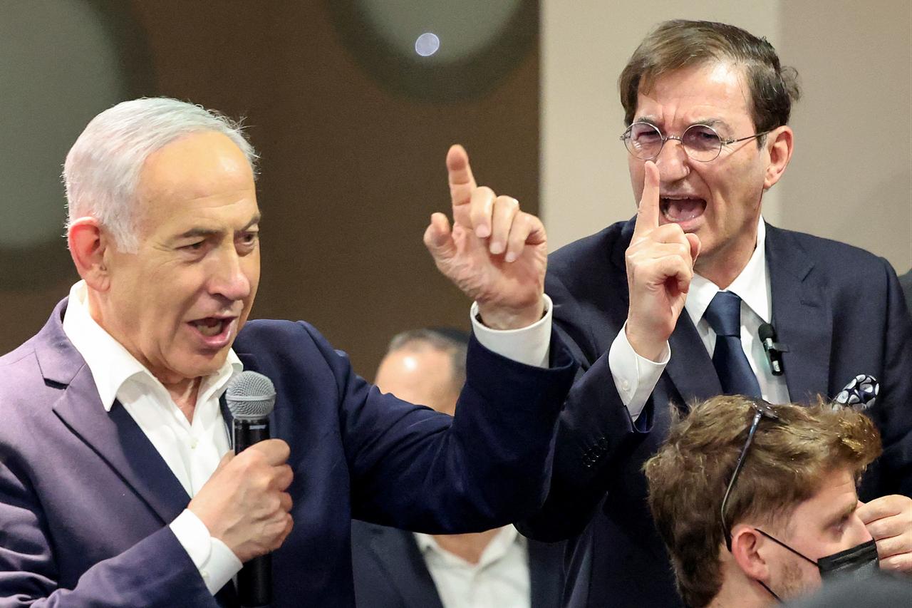 Israel's Prime Minister Benjamin Netanyahu (L) speaks to supporters at a Likud Party meet-and-greet during the campaign ahead of Israel's legislative election, in Netanya on Oct. 22, 2026. (AFP Photo)