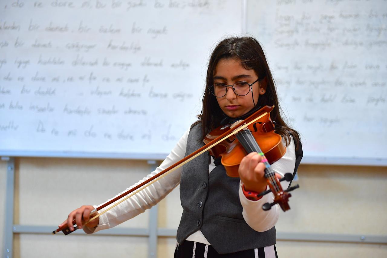 Van University’s award-winning orchestra now trains young talents at a new campus music school. (AA Photo)