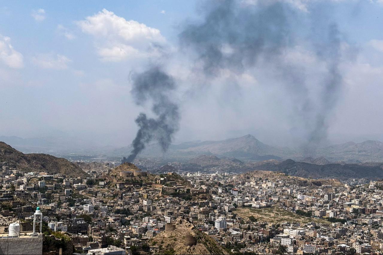 Smoke billows from a site that was targeted during battles between Saudi-backed Yemeni government fighters and Yemen's Iran-backed Houthis at the Jabal Han front, west of the city of Taiz, on Oct. 21, 2026. (AFP Photo)