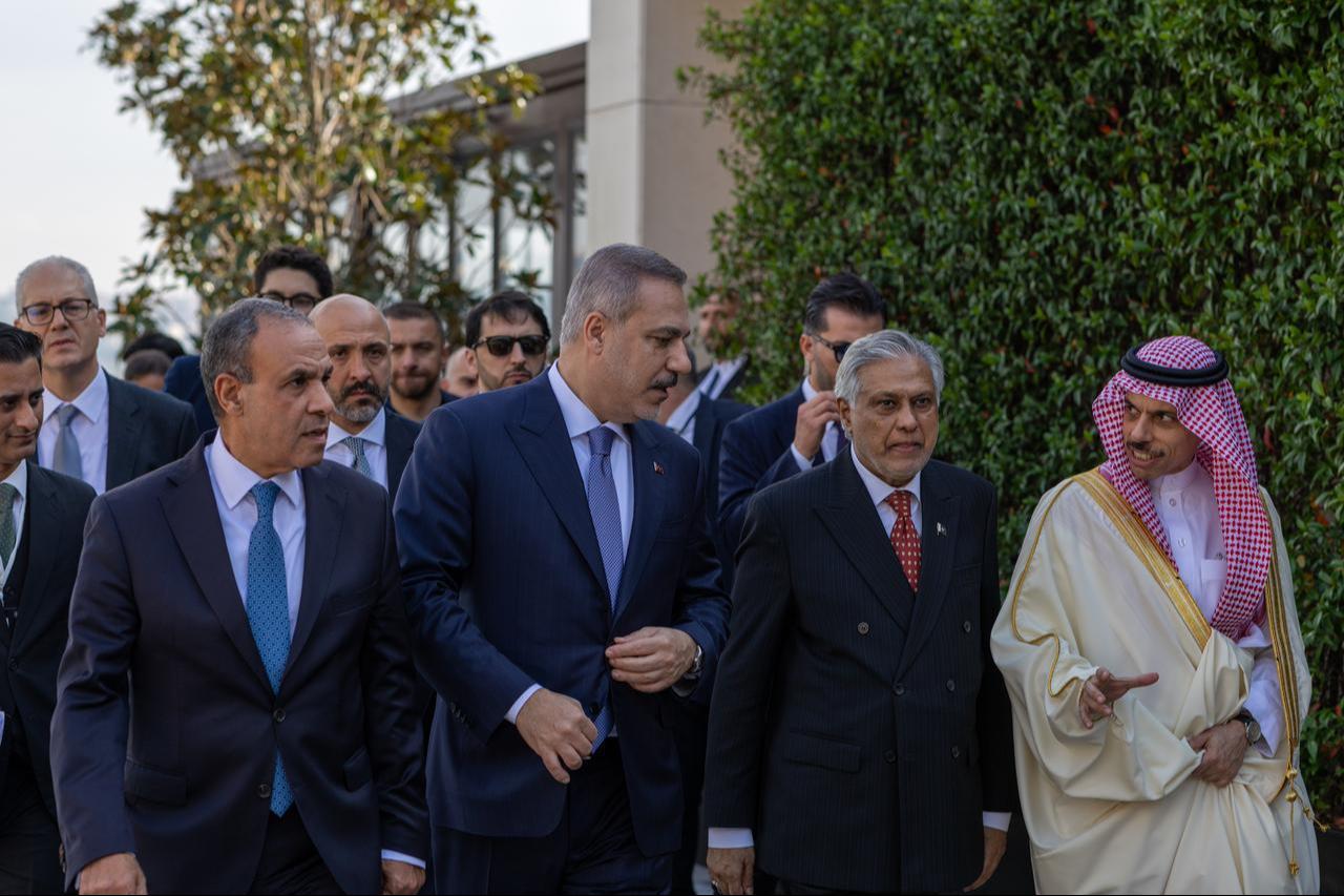 Turkish Foreign Minister Hakan Fidan (2nd L) meets with Pakistani Foreign Minister Muhammad Ishaq Dar (2nd R), Egyptian Foreign Minister Badr Abdelatty (L), and Saudi Arabian Foreign Minister Faisal bin Farhan Al Saud (R) on the sidelines of R4 Foreign Ministers' Meeting in Istanbul, on Oct. 23, 2026. (AA Photo)