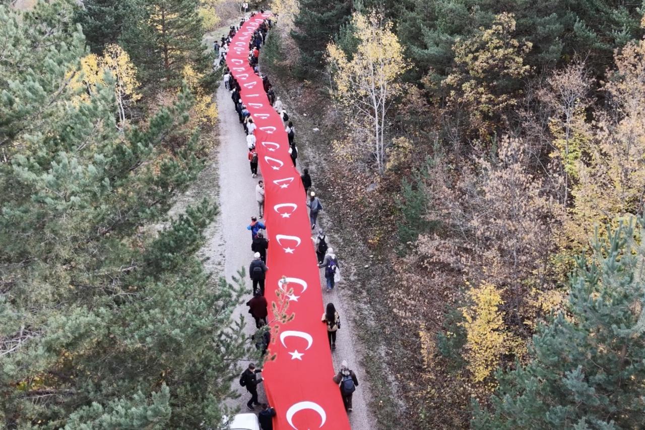 Türkiye marks Republic Day with 100-meter flag hike