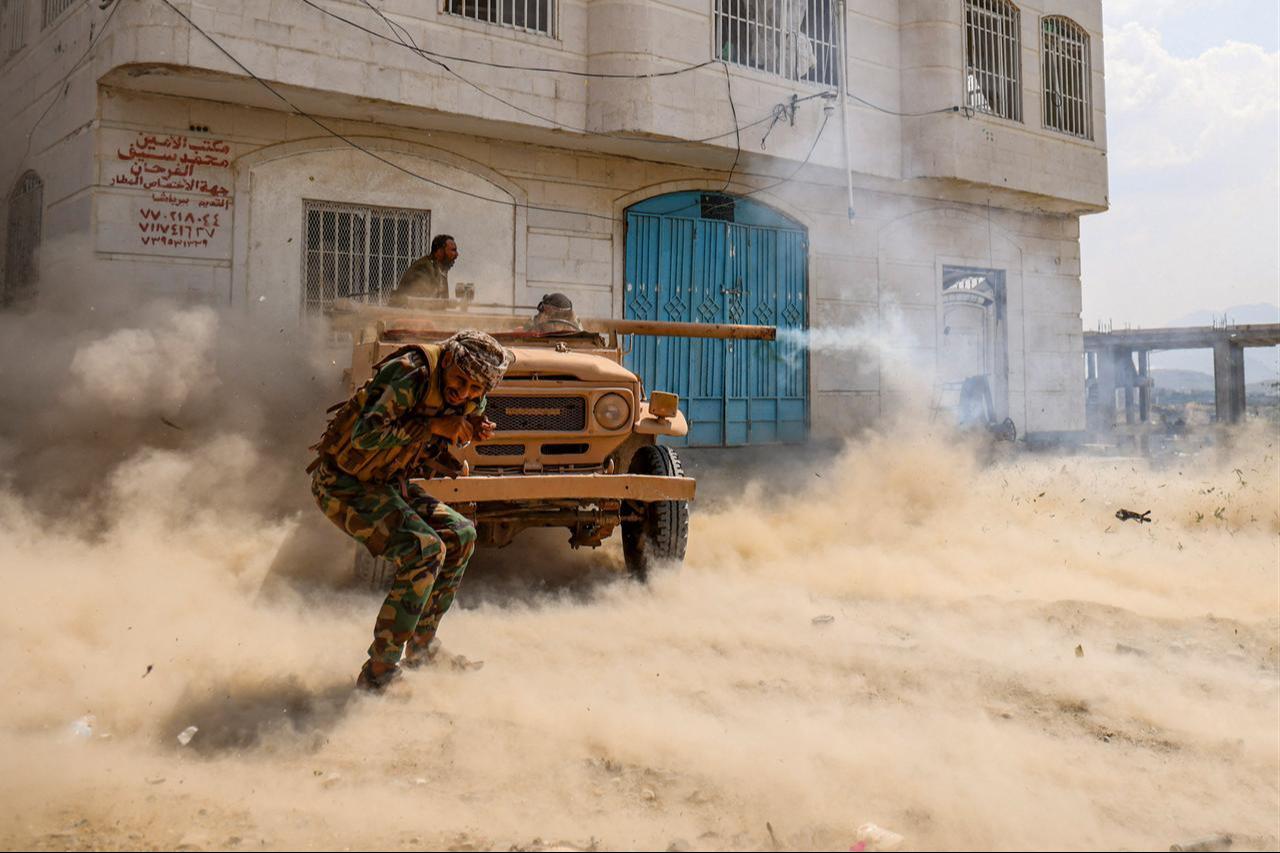Saudi-backed Yemeni government fighters fire a truck-mounted recoilless rifle during battles against Yemen's Iran-backed Houthis at the Jabal Han front west of the city of Taiz on Oct. 21, 2026. (AFP Photo)