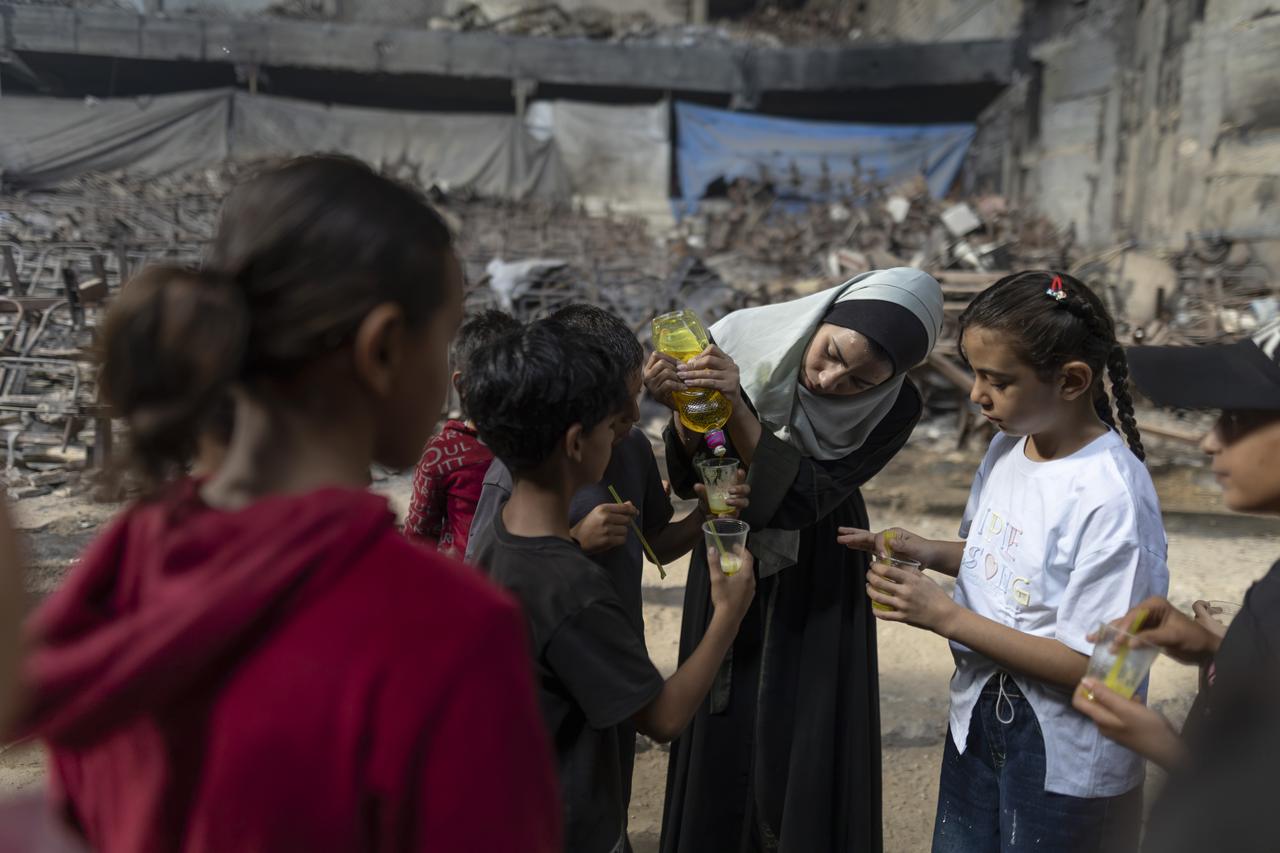 Neda Rajab, a young female volunteer, organizes activities to entertain children at the Islamic University, which was severely damaged in Israeli attacks and has been turned into a shelter for displaced Palestinian families in Gaza City, Gaza, Palestine, on October 19, 2026. (AA Photo)