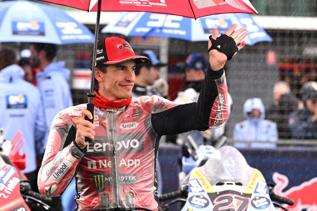 Marc Marquez waves to the crowds after a farewell lap following the cancellation of the last Australian MotoGP Grand Prix to be held at Phillip Island on Oct. 25, 2026. (AFP Photo)