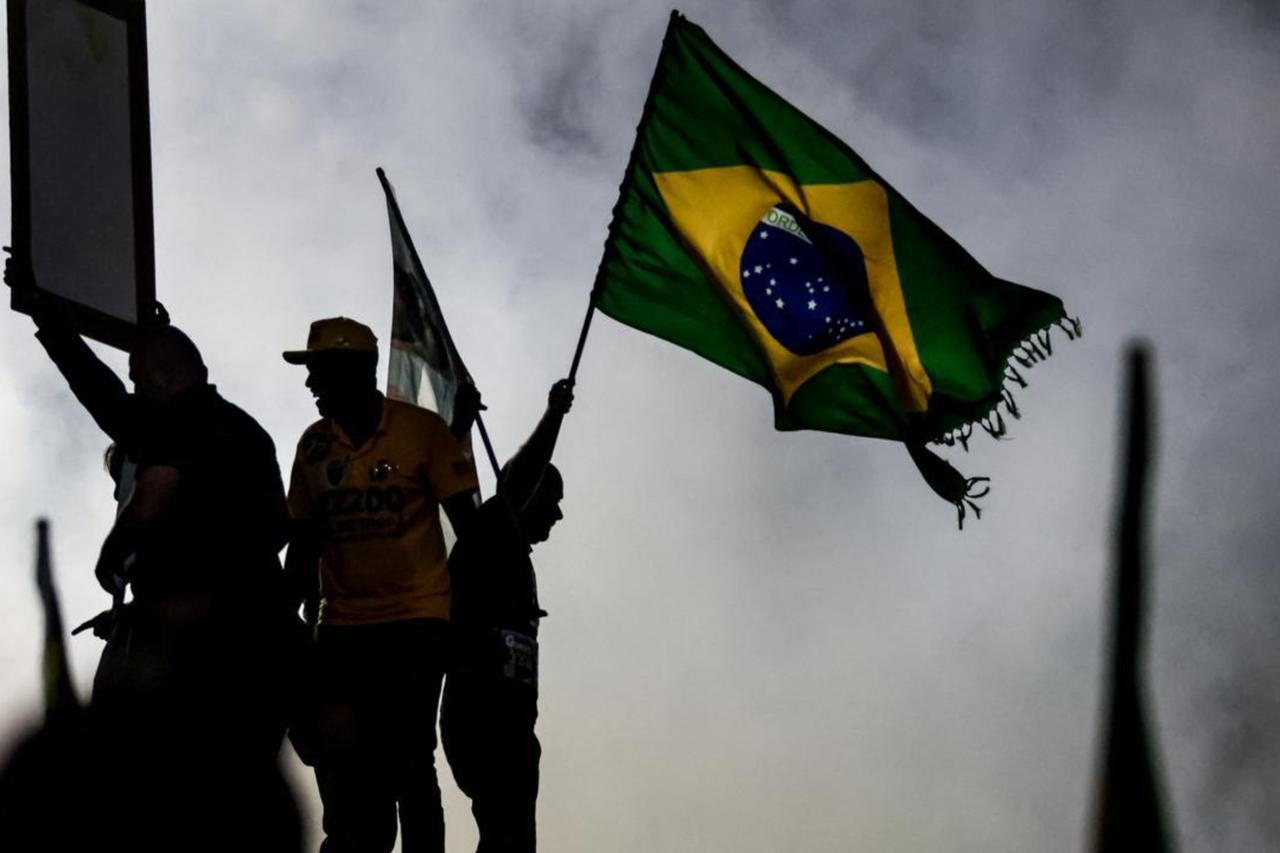 Bolsonaro edges Lula in final polls ahead of Brazil runoff