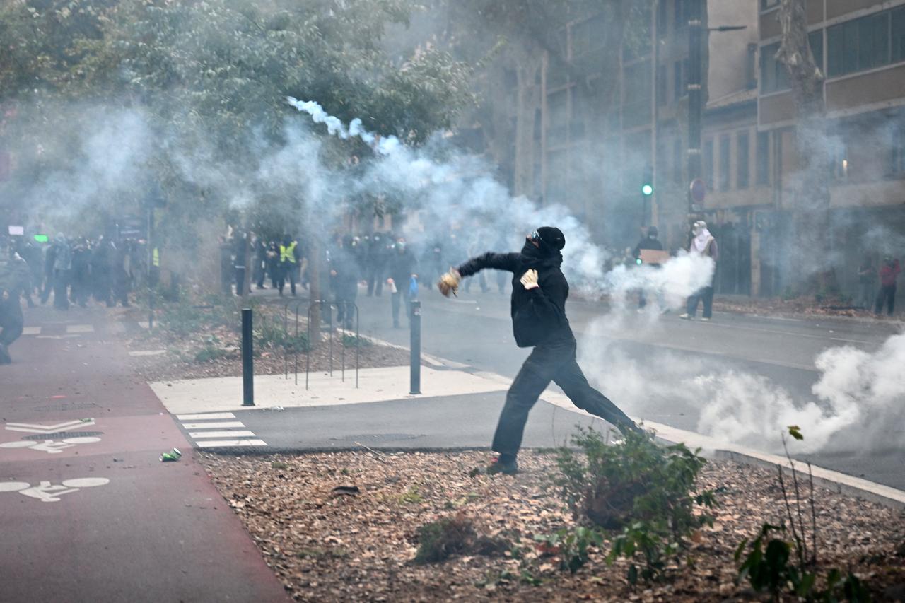 France asks telecom operators to prepare to suspend social media during protests