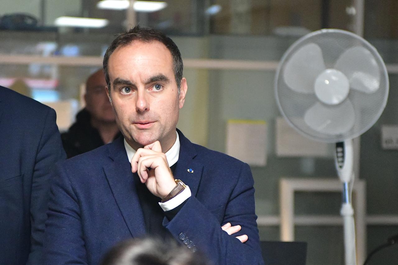 France's Prime Minister Sebastien Lecornu (C) reacts at a police station during a visit to Limoges on Oct. 23, 2026. (AFP Photo)