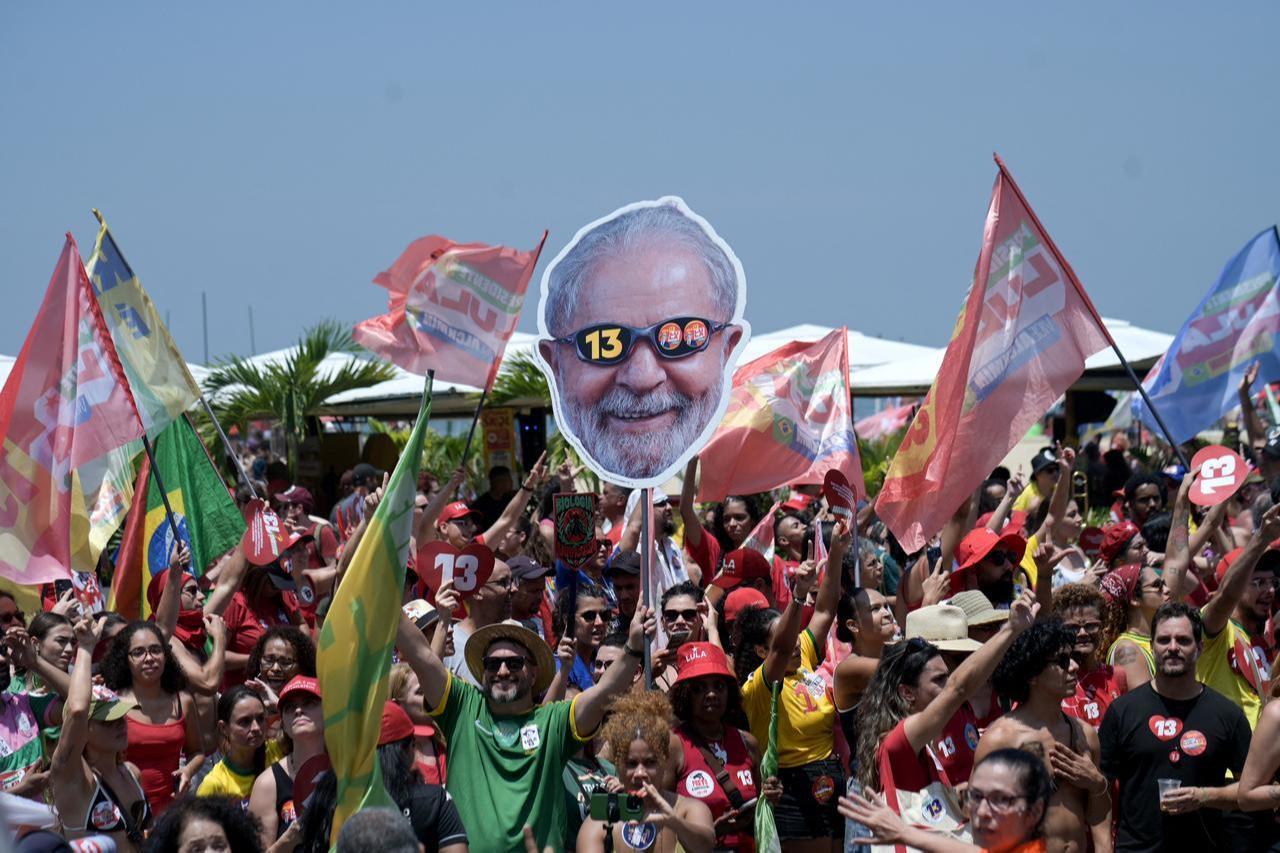 Supporters of Brazil's President and presidential candidate Luiz Inacio Lula da Silva of the Workers' Party (PT) attend a rally on Copacabana beach in Rio de Janeiro, Brazil, on Oct. 24, 2026, ahead of the presidential election runoff. (AFP Photo)