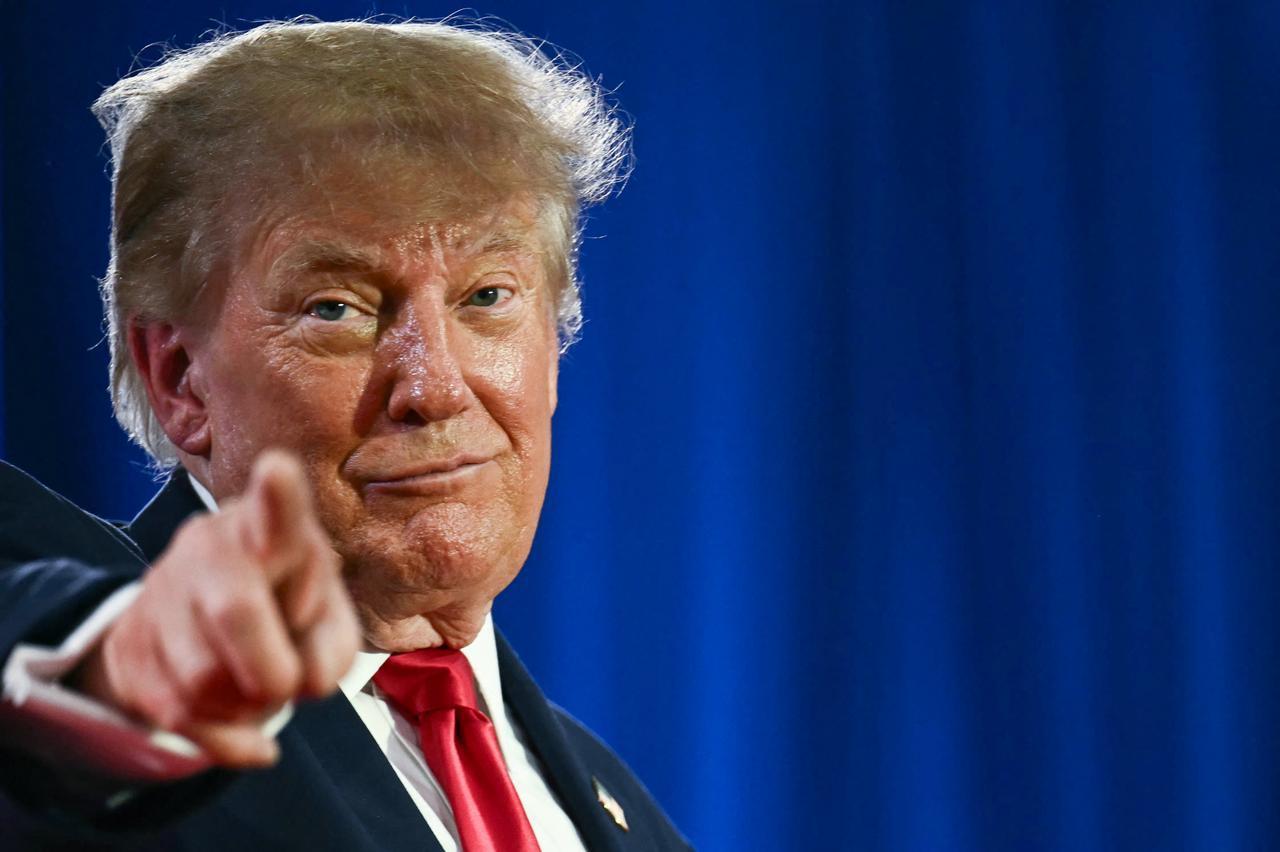 US President Donald Trump points during a midterm election campaign rally at Sioux Gateway Airport in Sioux City, Iowa on October 22, 2026. (AFP Photo)