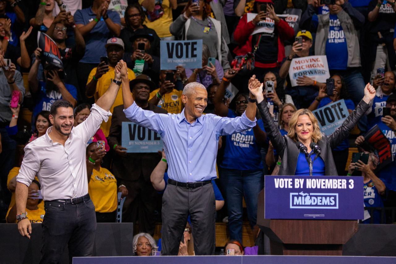 Former US President Barack Obama (C), Democrat Michigan senatorial candidate Abdul El-Sayed (L) and Michigan Secretary of State and Democrat gubernatorial candidate Jocelyn Benson (R) raise joined hands as they campaign together with other Michigan Democratics at a rally in Detroit, Michigan on Oct. 24, 2026. (AFP Photo)