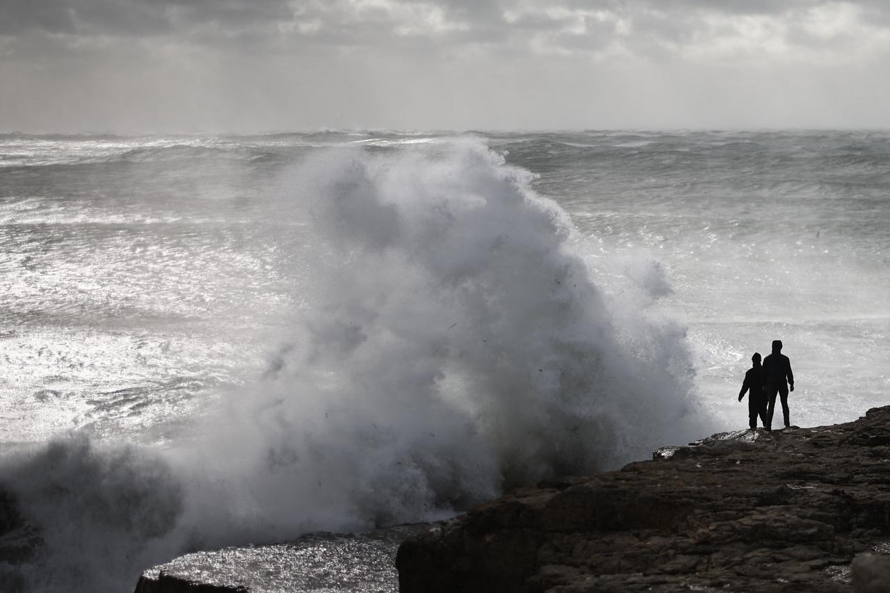 Storm Boelo cuts power to thousands in UK, cancels flights