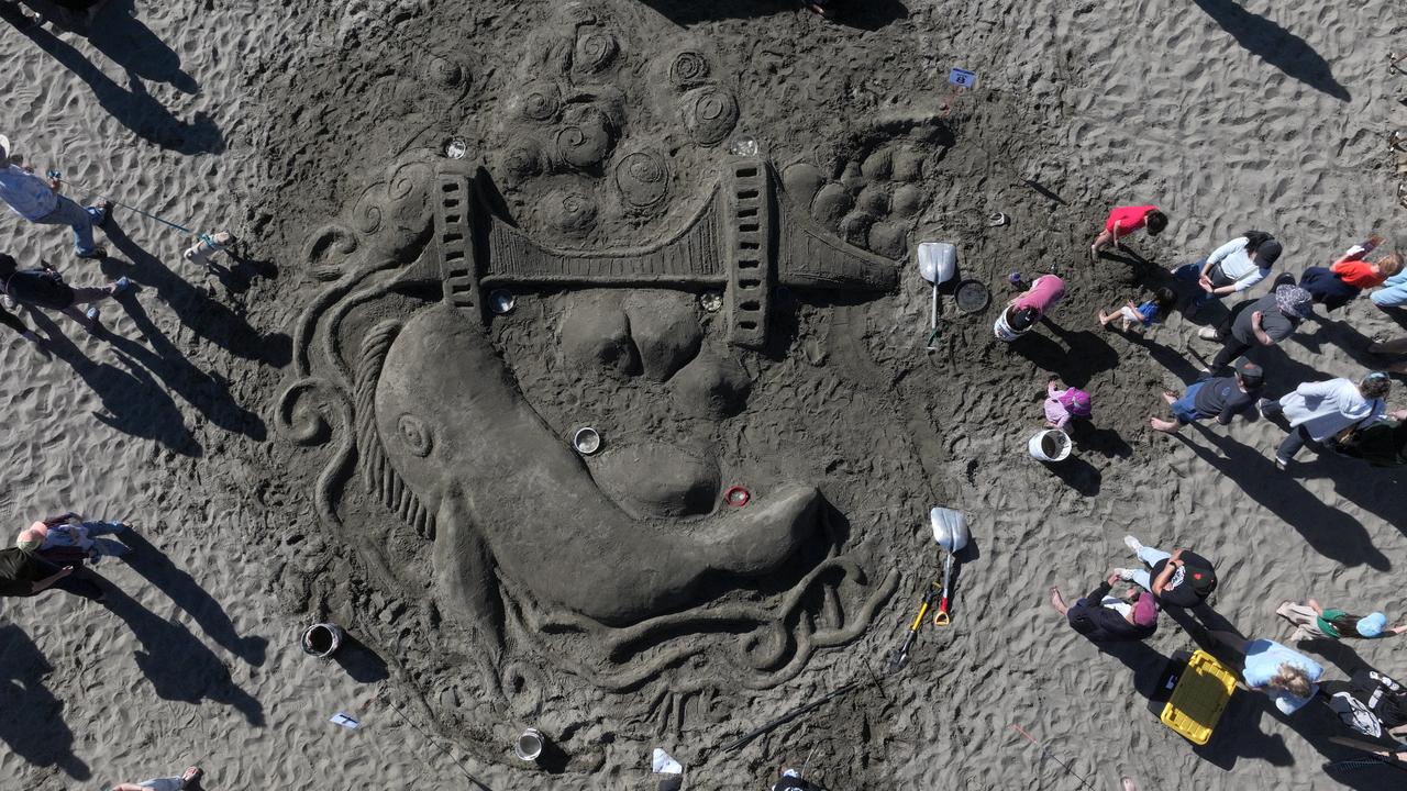 Thousands build giant sand sculptures on San Francisco beach