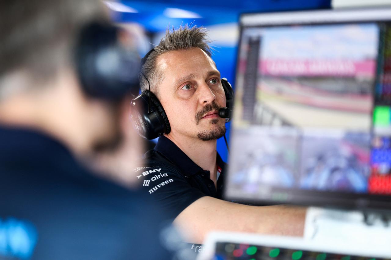 A Mercedes Formula 1 team member monitors race data in the garage during the United States Grand Prix weekend in Austin, Texas, U.S., Oct. 24, 2026. (AFP Photo)