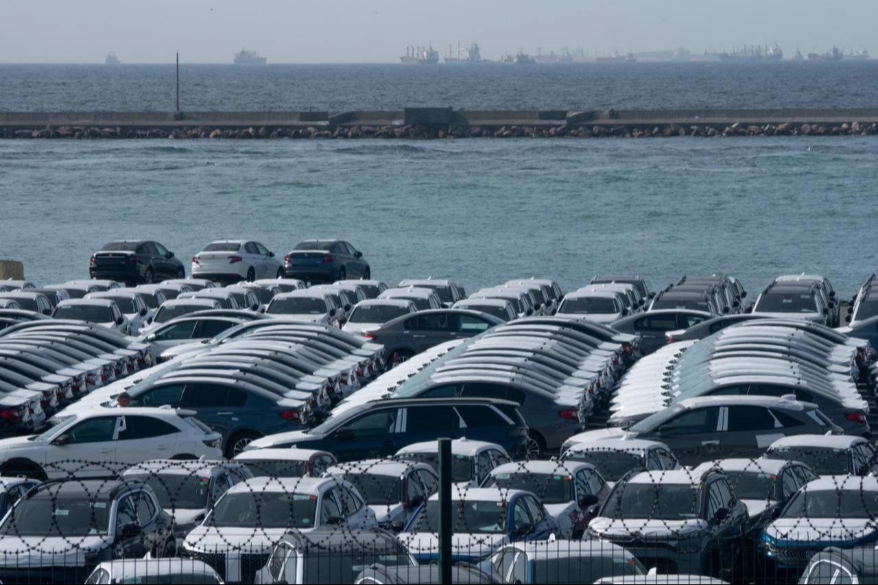A view shows cars lined up for export and import at the Port of Haydarpasa in Istanbul, Türkiye. (Adobe Stock Photo)