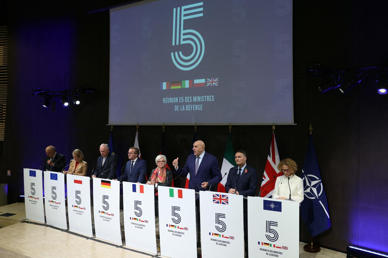 Defense officials from France, Germany, Italy, Poland and Britain join EU foreign policy chief Kaja Kallas, EU defense commissioner Andrius Kubilius and NATO Deputy Secretary-General Radmila Sekerinska Jankovska for an E5 meeting at the French Defense Ministry in Paris, Oct. 26, 2026. (AFP Photo)