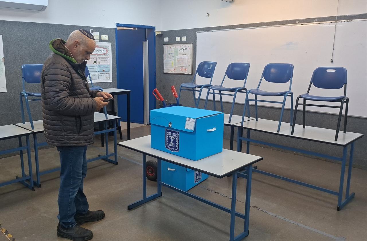 Ballot boxes are set up at the A.D. Gordon school in the Herzliya district of Tel Aviv, Israel, on October 26, 2026. (AA Photo)