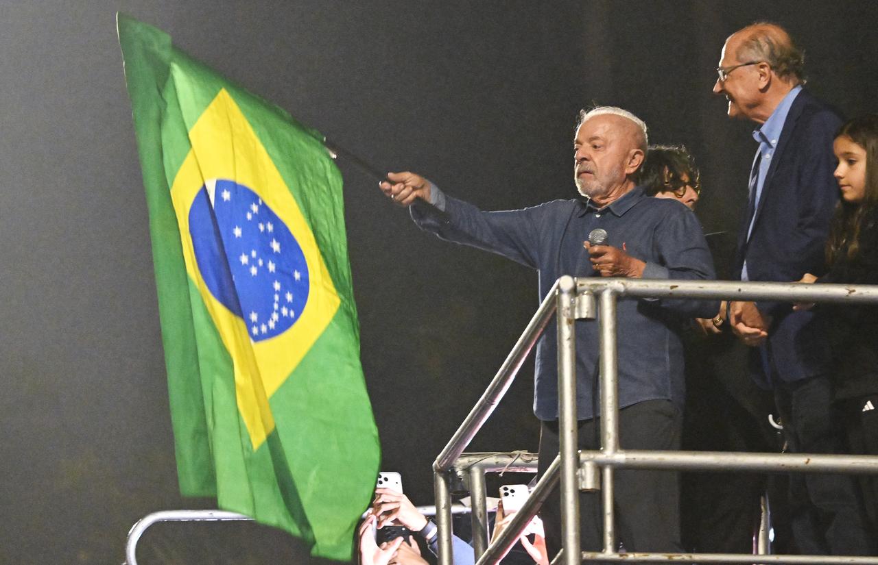 Brazil's President and presidential candidate Luiz Inacio Lula da Silva waves a Brazilian flag as he delivers a speech to supporters after winning the presidential runoff election in Sao Paulo, Brazil, on Oct. 25, 2026. (AFP Photo)