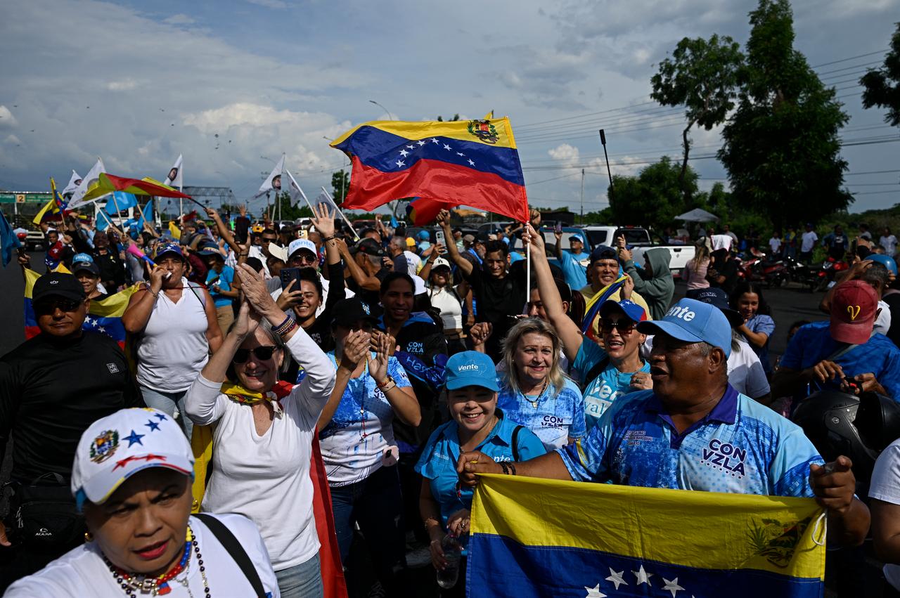 Supporters wait for Venezuelan opposition leader and Nobel Peace Prize laureate Maria Corina Machado to arrive in Caracas on Oct. 25, 2026. (AFP Photo)