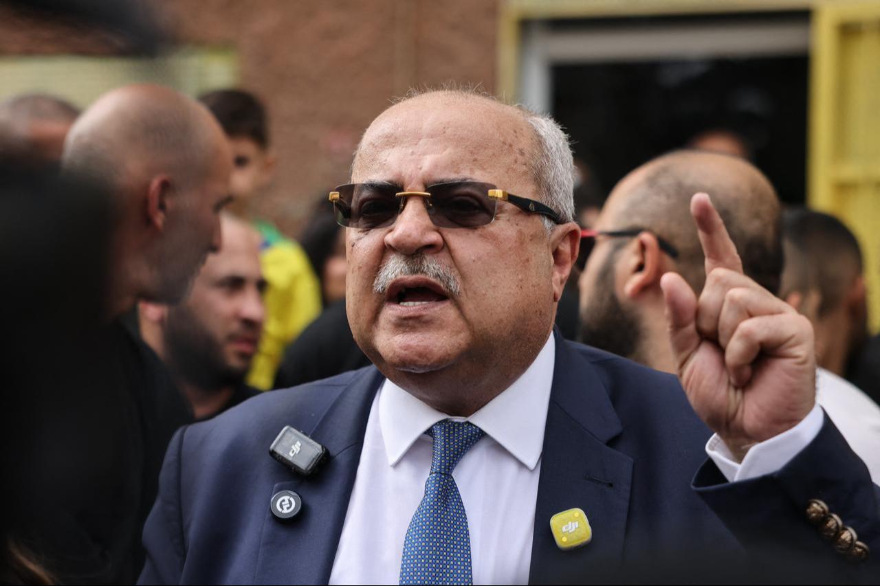 Ahmad Tibi, head of the Arab Movement for Change (Ta'al) party, speaks to the press after casting his ballot at a polling station in the predominantly Arab city of Tayibe on October 27, 2026. (AFP Photo)