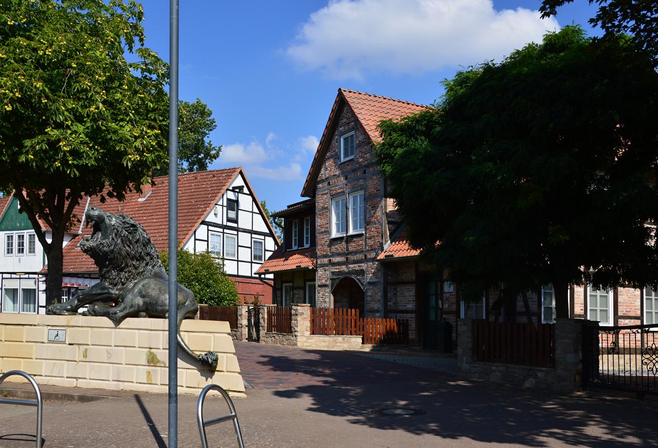 A view of historic buildings and a sculpture in the old town of Neustadt am Ruebenberge, Lower Saxony, Germany. (Adobe Stock Photo)