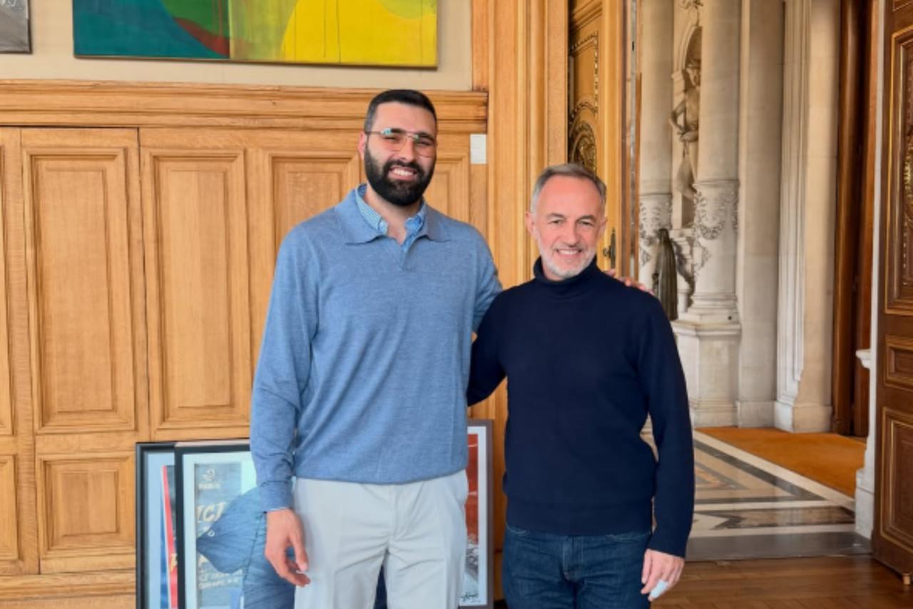 Gaza photojournalist Motaz Azaiza meets Paris mayor