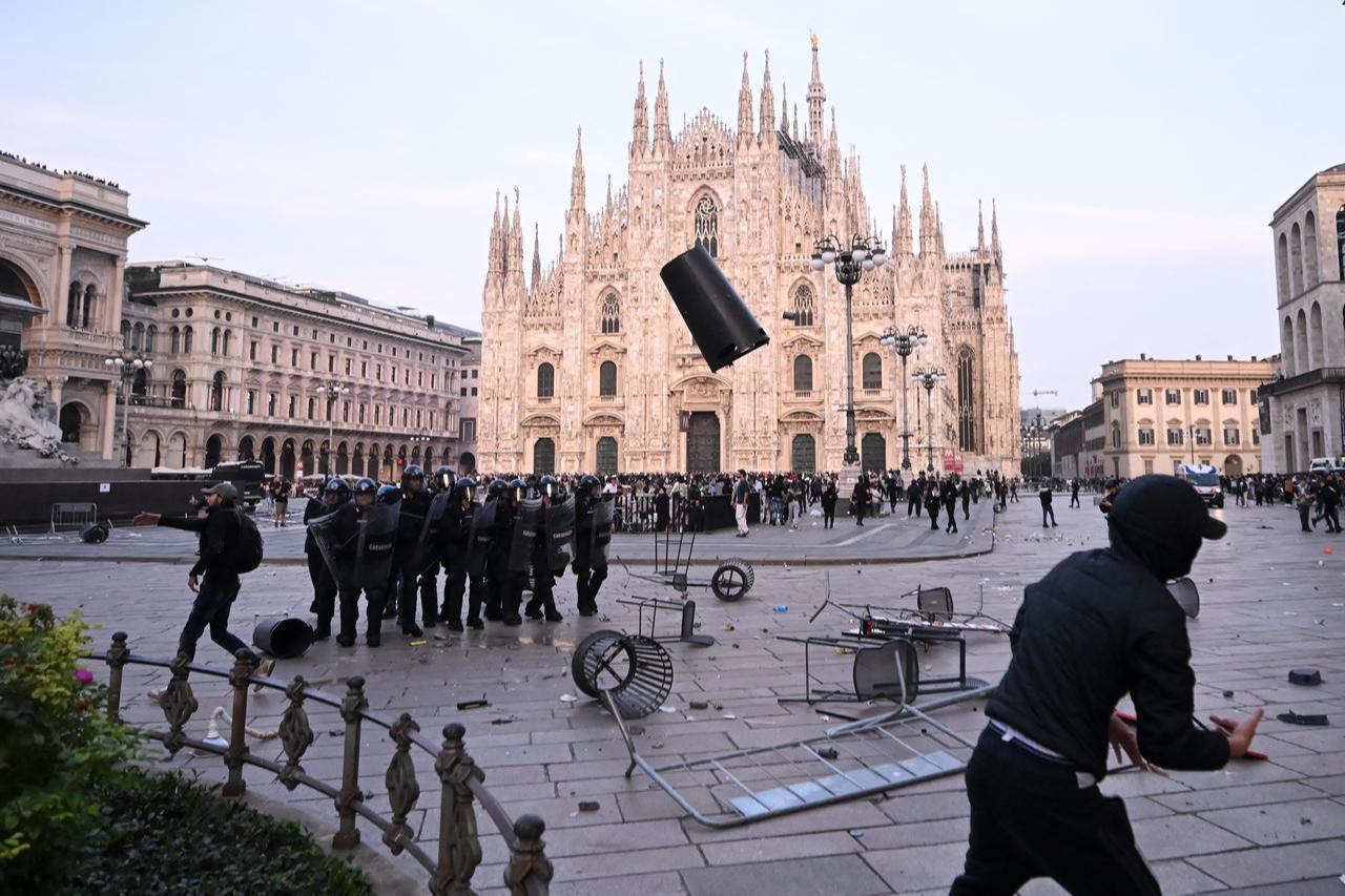 Demonstrators clash with Police during an anti-government protest organized by the Italia in Piazza movement, at Piazza Duomo in Milan, on Oct. 17, 2026. (AFP Photo)