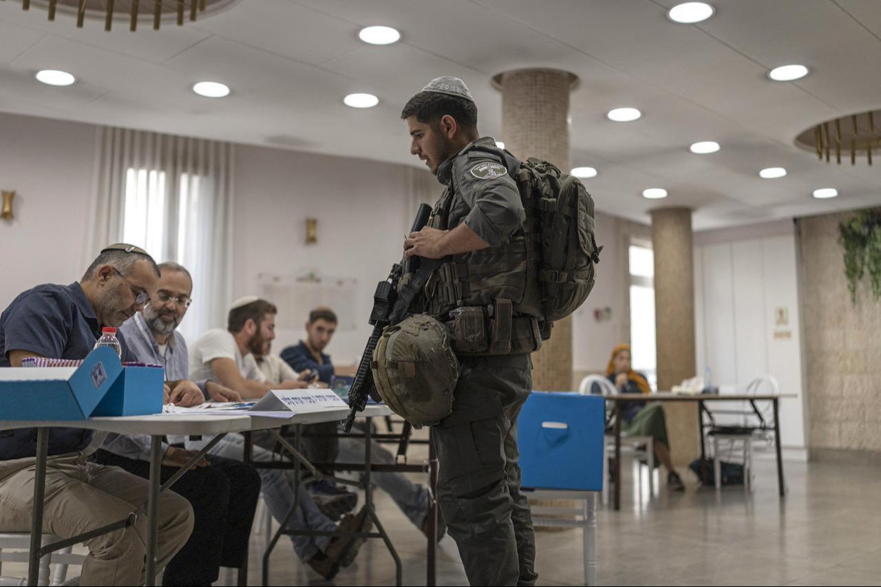 Israeli border policeman casts his ballot at a polling station in the occupied West Bank city of Hebron on October 27, 2026 during Israel's legislative election. (AFP Photo)