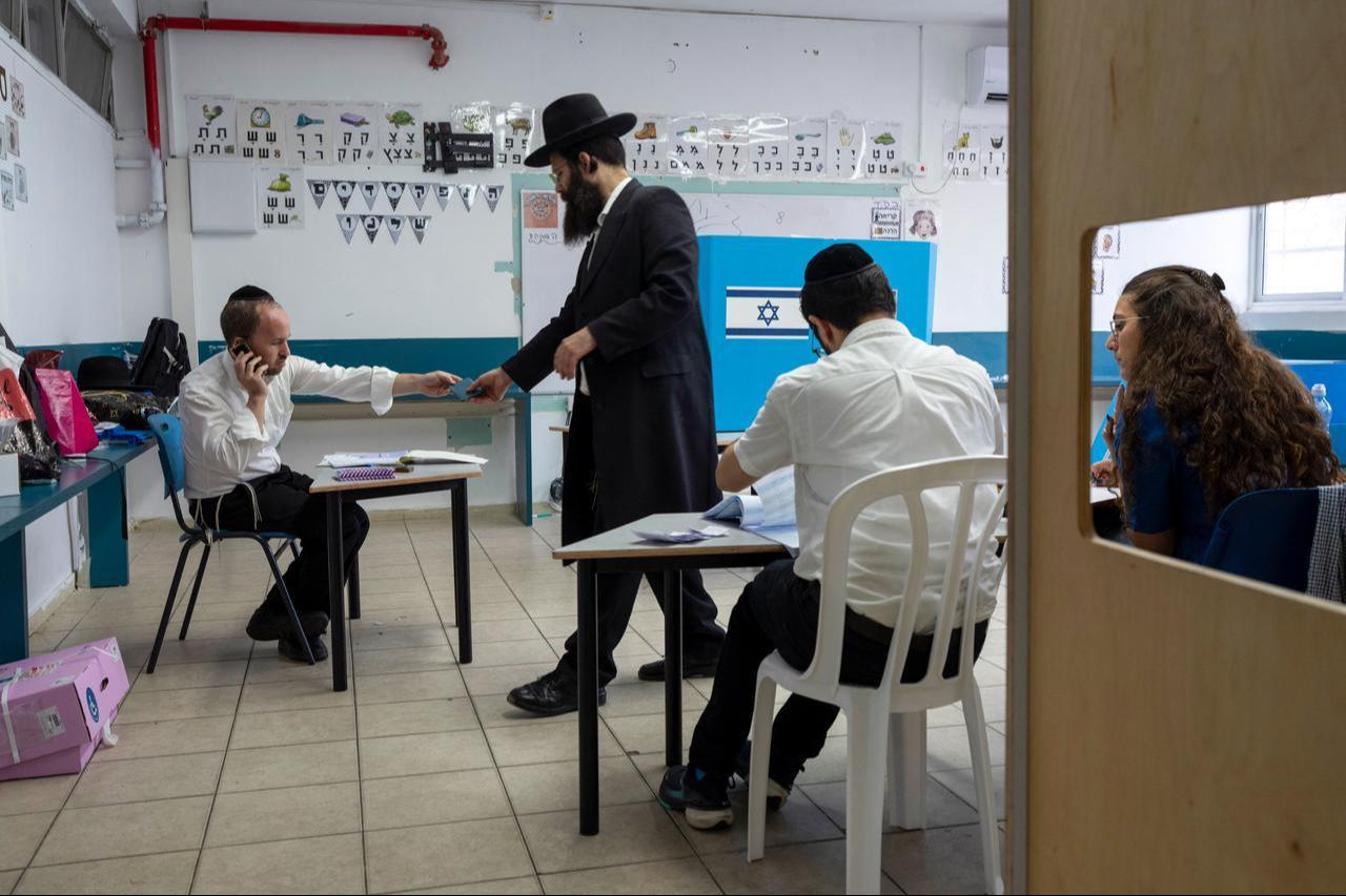 An ultra-Orthodox Jewish man prepares to cast his ballot at a polling station in Bnei Brak on October 27, 2026, during Israel's legislative election. (AFP Photo)