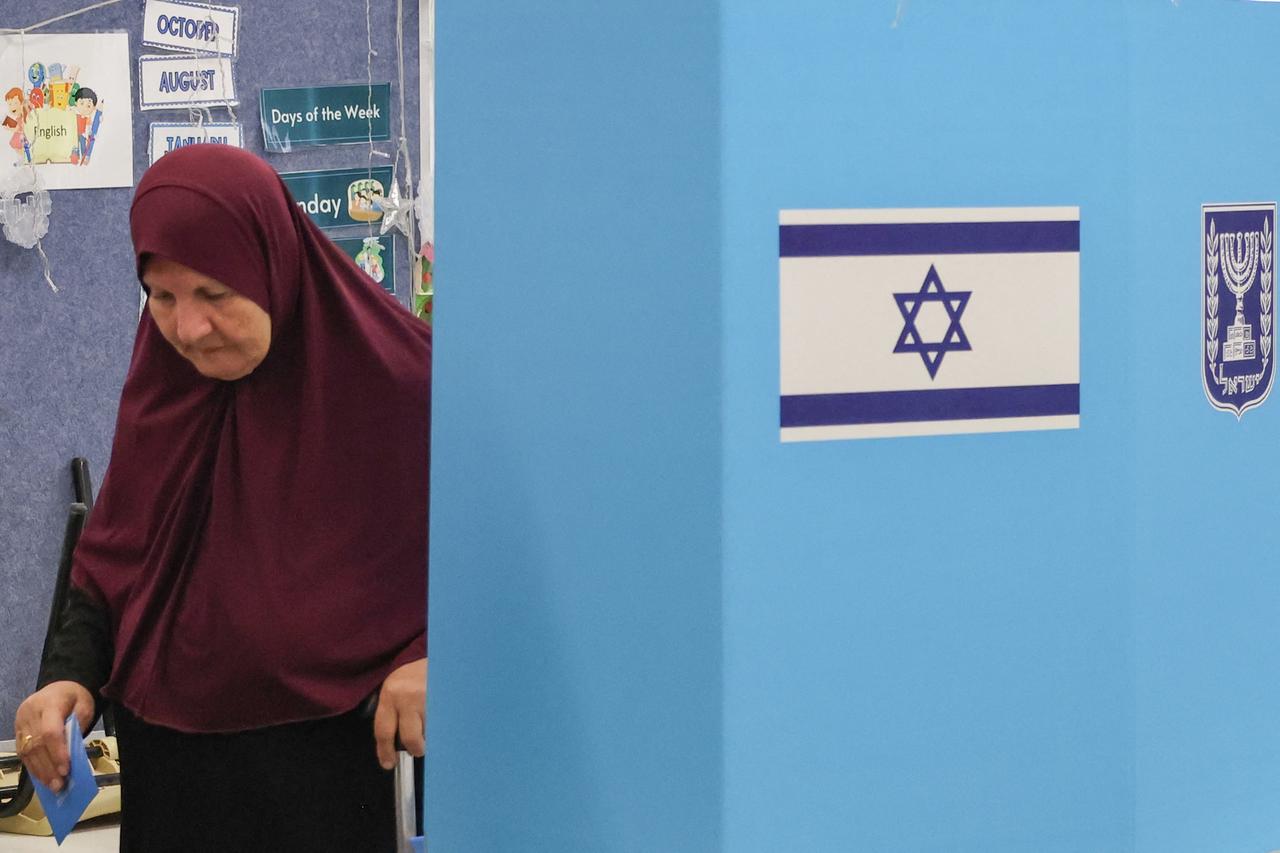 A woman prepares to cast her ballot to vote at a polling station in the Arab-Israeli town of Umm al-Fahm on October 27, 2026, on the day of Israel's legislative election. (AFP Photo)