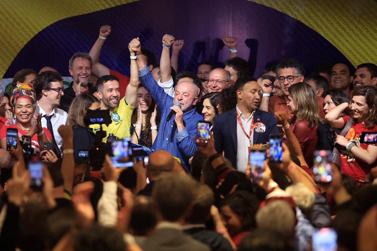 Brazil's President Luiz Inacio Lula da Silva (C) speaks next to Vice President Geraldo Alckmin (5nd R) after knowing the first results of the presidential runoff election, in Sao Paulo, Brazil, on October 25, 2026. (AFP photo)