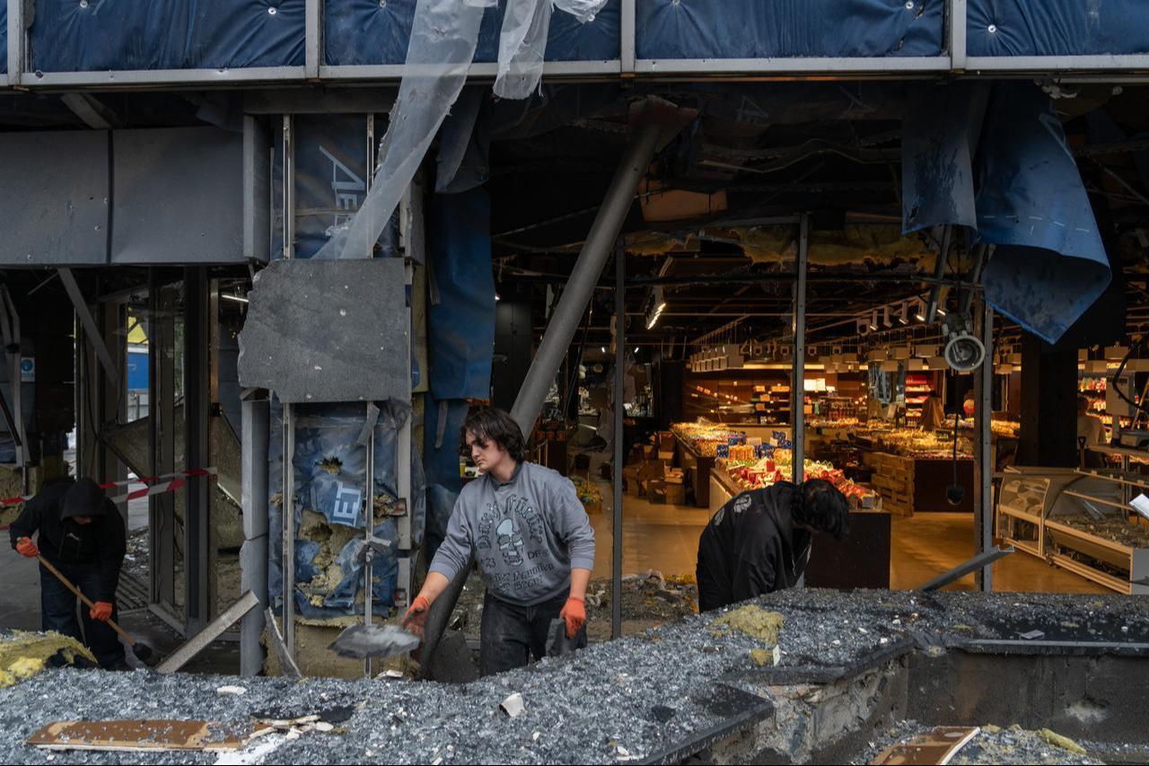 People clear debris at the site of an air attack in Kyiv on October 19, 2026. (AFP Photo)