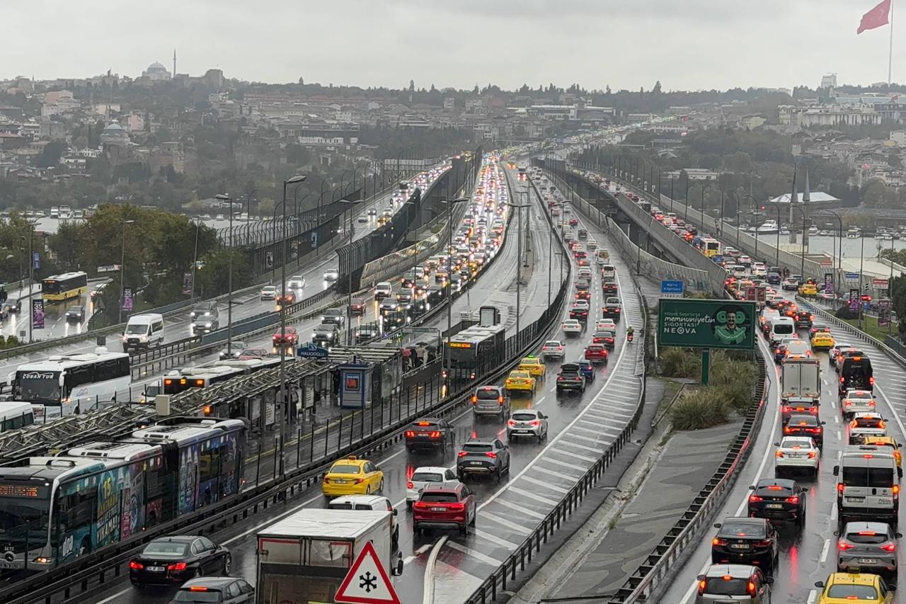 Istanbul congestion hits 80% as rain slows morning commute