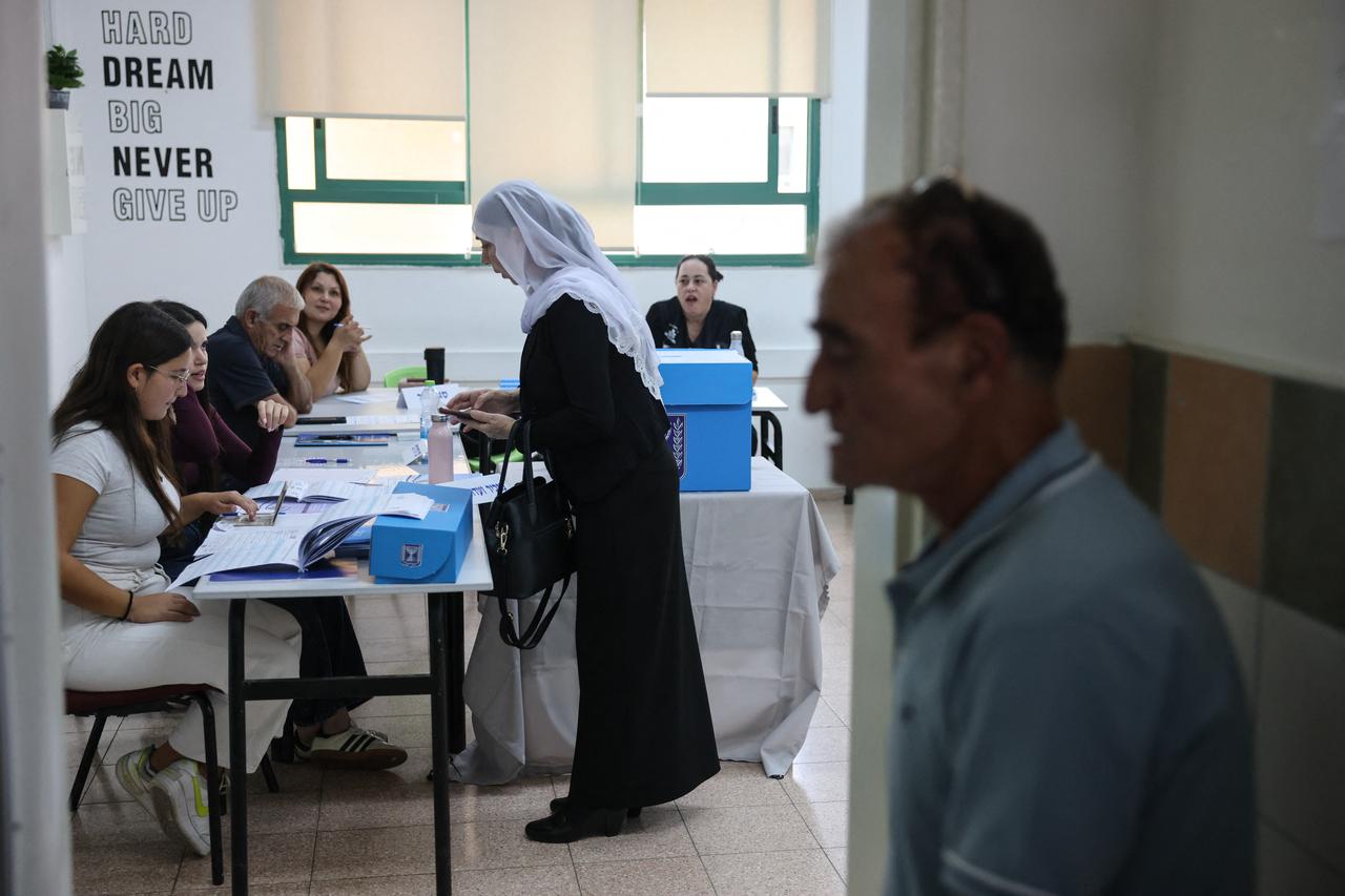 A woman casts her ballot at a polling station in the Druze village of Daliyat al-Karmel, in northern Israel, on October 27, 2026. (AFP Photo)