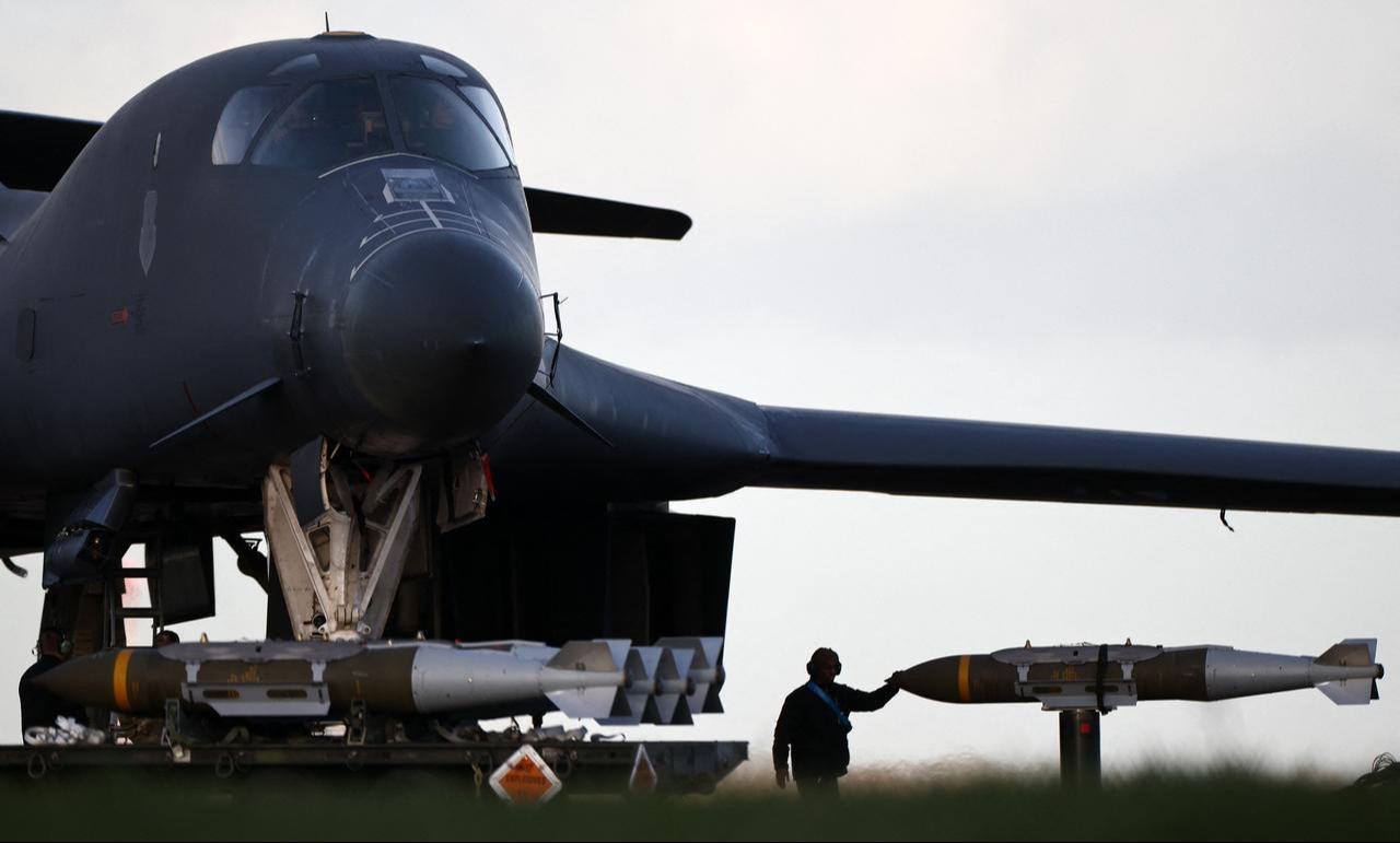 Military ground personnel prepare to load Joint Direct Attack Munitions (JDAM) into a US Air Force (USAF) B-1 Lancer bomber on the tarmac at RAF Fairford in south-west England on March 11, 2026. (AFP Photo)