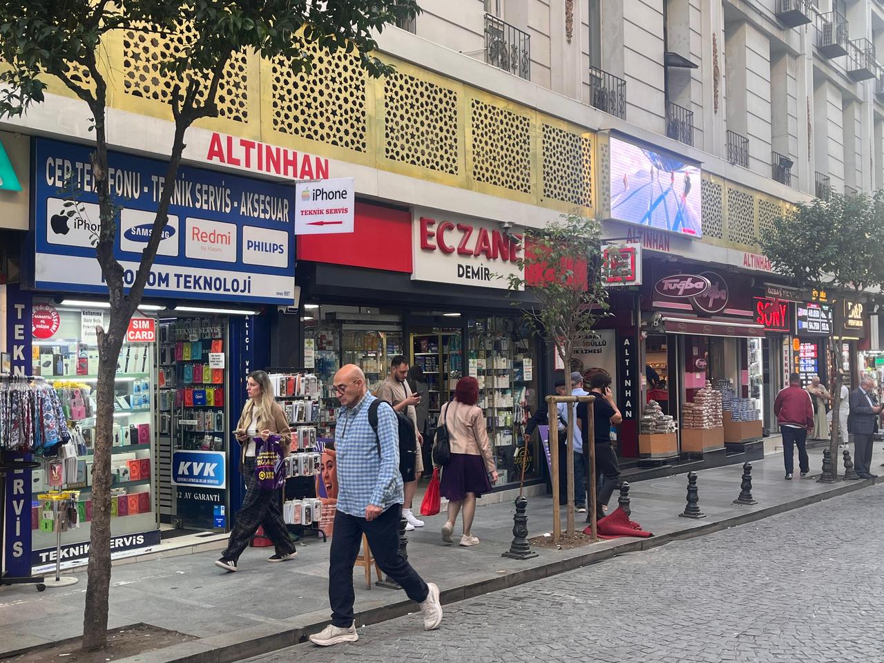 Pedestrians walk past shops, a pharmacy and other businesses along a commercial street in Istanbul, Türkiye, Oct. 27, 2026. (Photo by Türkiye Today staff)