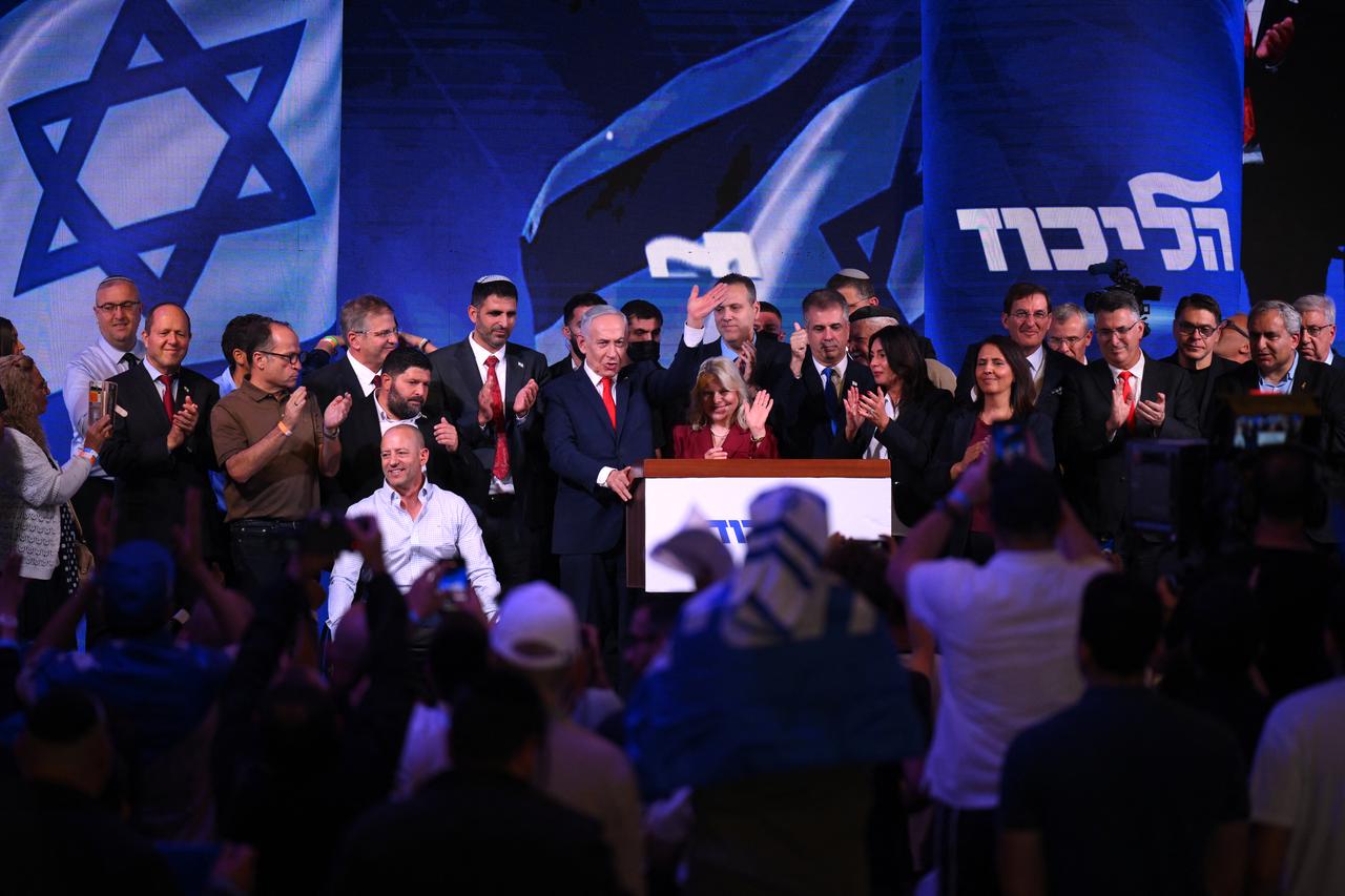 Israel's Prime Minister Benjamin Netanyahu (center L) prepares to address supporters next to his wife Sara at the election night rally after the first exit polls were announced, in Jerusalem on early October 28, 2026 (AFP photo)