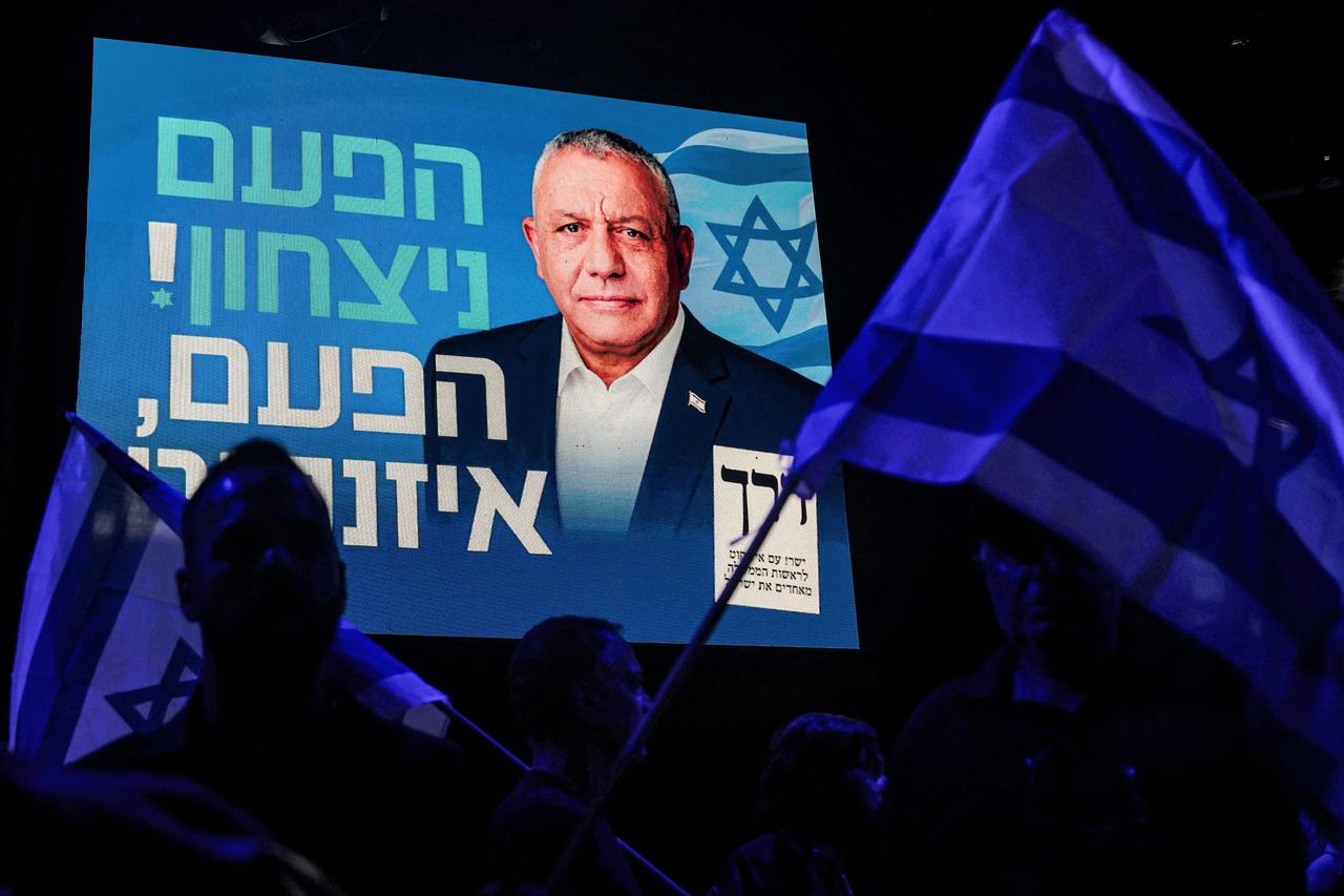 A supporter of the Yashar party led by Gadi Eisenkot, Israel's former military chief of staff, waves an Israeli flag during the party's final campaign rally before the legislative election, in Tel Aviv on October 25, 2026. (AFP photo)