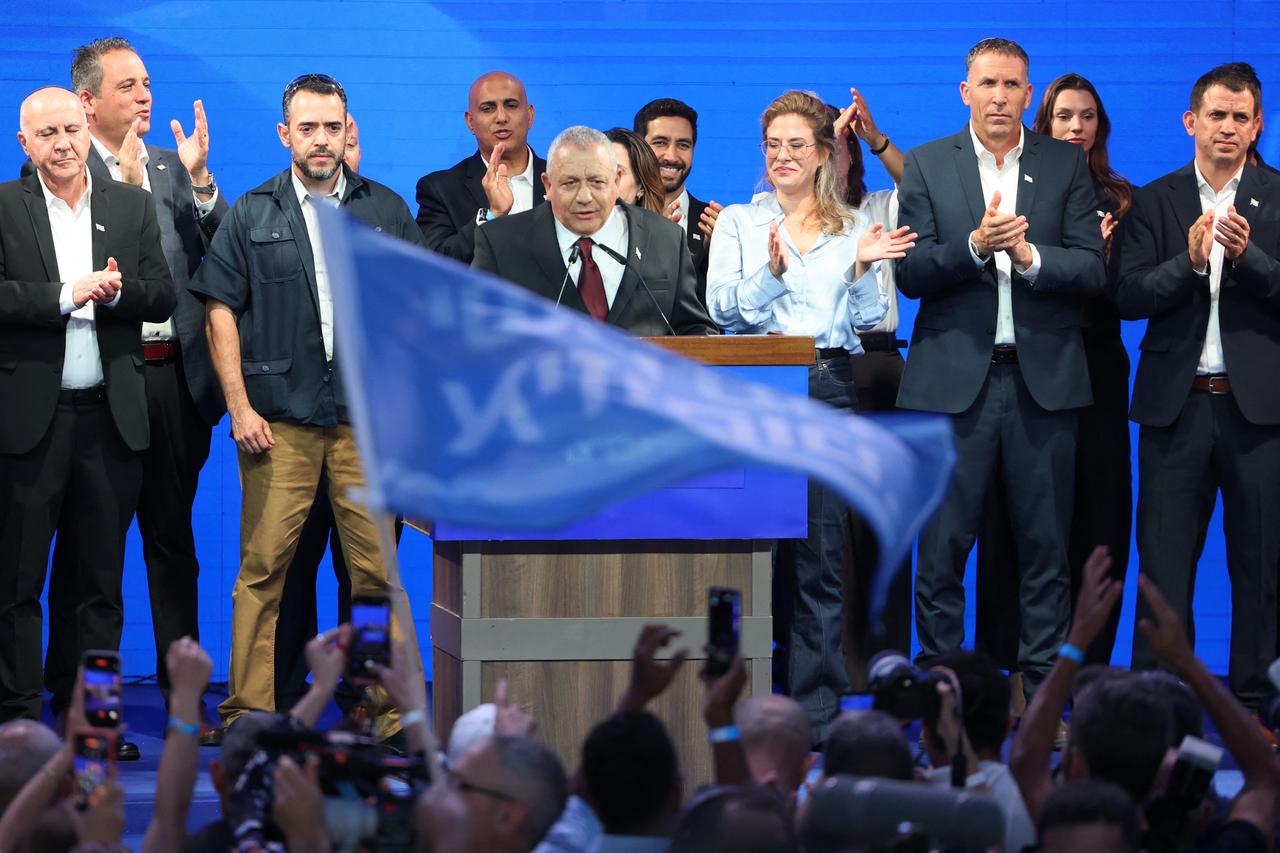 Yashar party leader Gadi Eisenkot (C) addresses his supporters at the election night rally after the first exit polls were announced, in Tel Aviv on early October 28, 2026, during Israel's legislative elections. (AFP Photo)