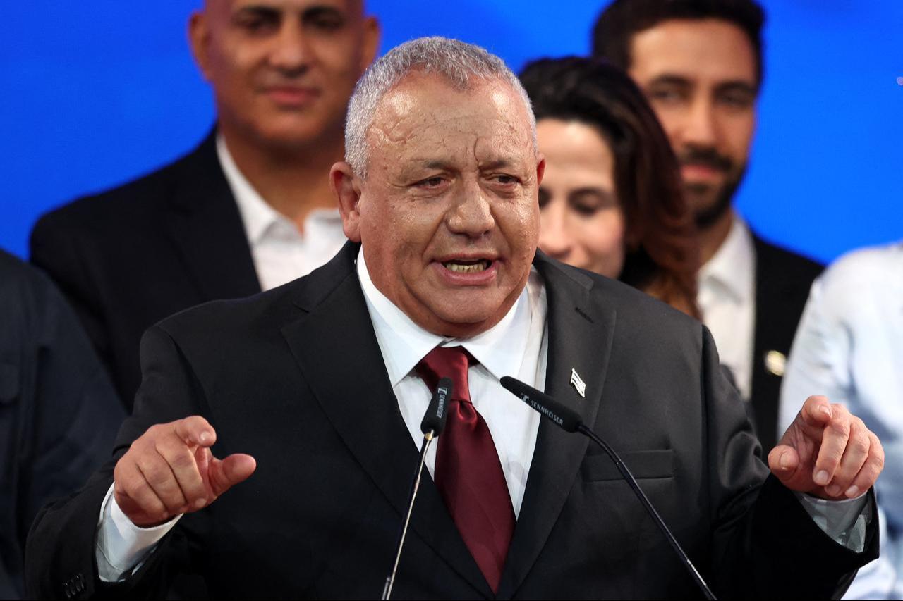 Yashar party leader Gadi Eisenkot addresses his supporters at the election night rally after the first exit polls were announced, in Tel Aviv on October 28, 2026. (AFP Photo)